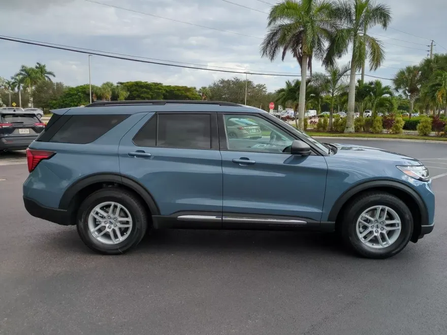 2025 Ford Explorer photo 1
