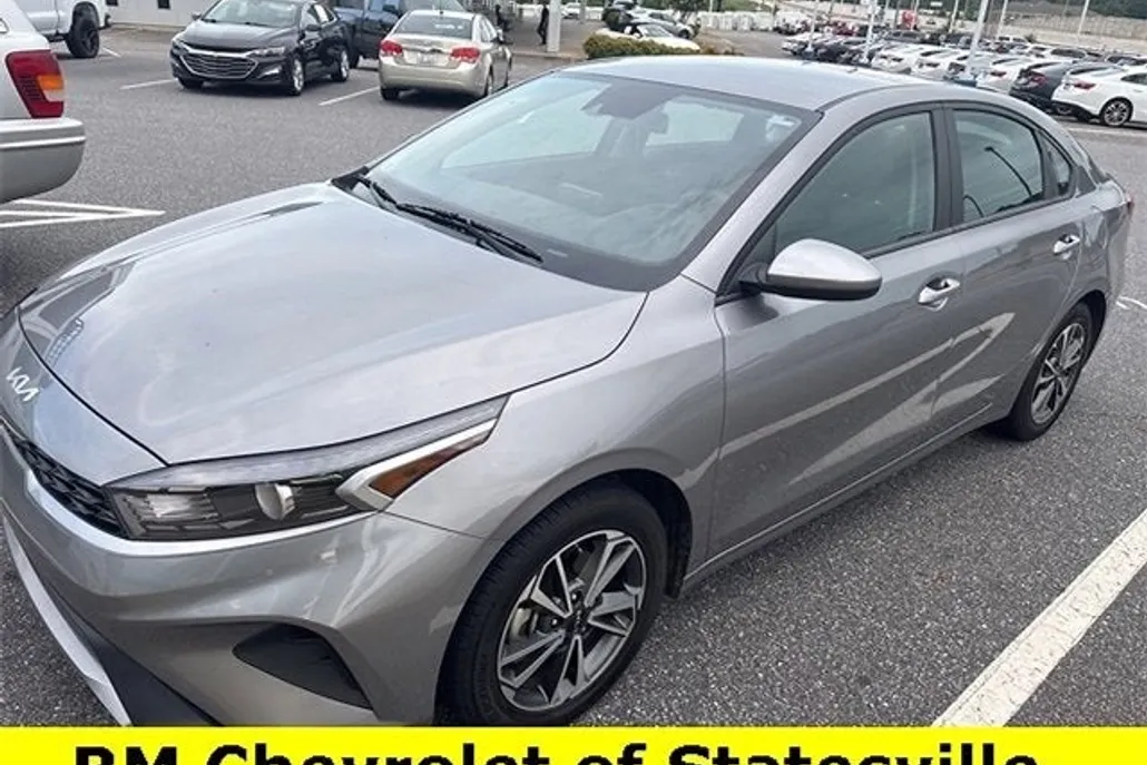 2023 Kia Forte LXS photo 1