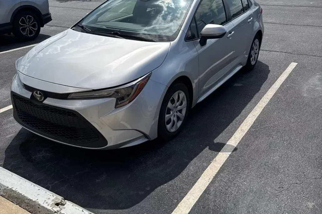 2022 Toyota Corolla LE photo 1