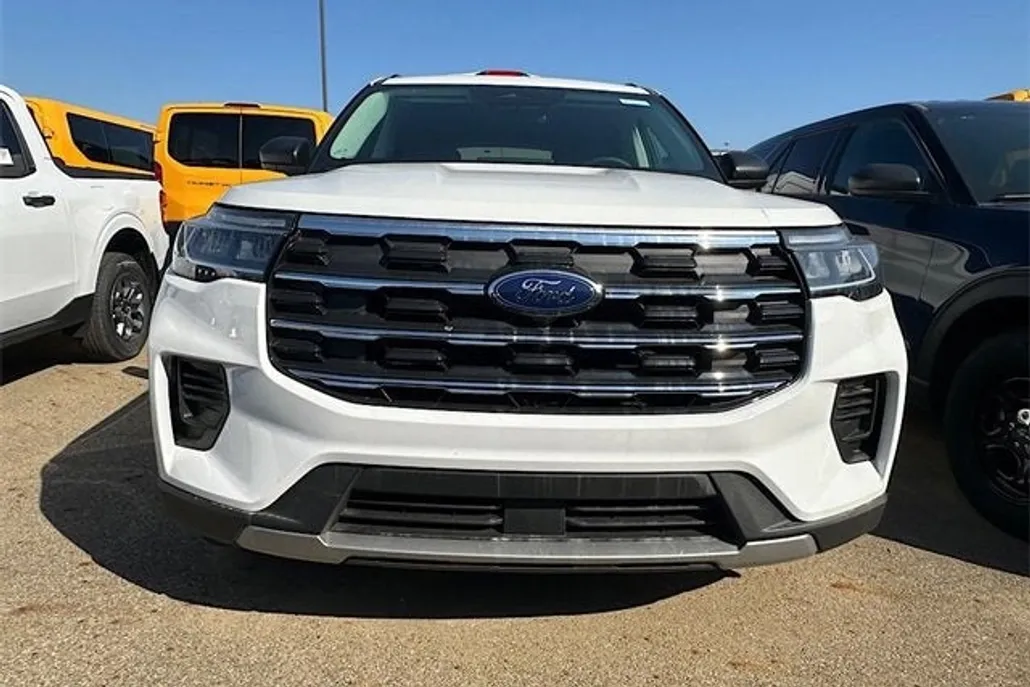 2025 Ford Explorer photo 1