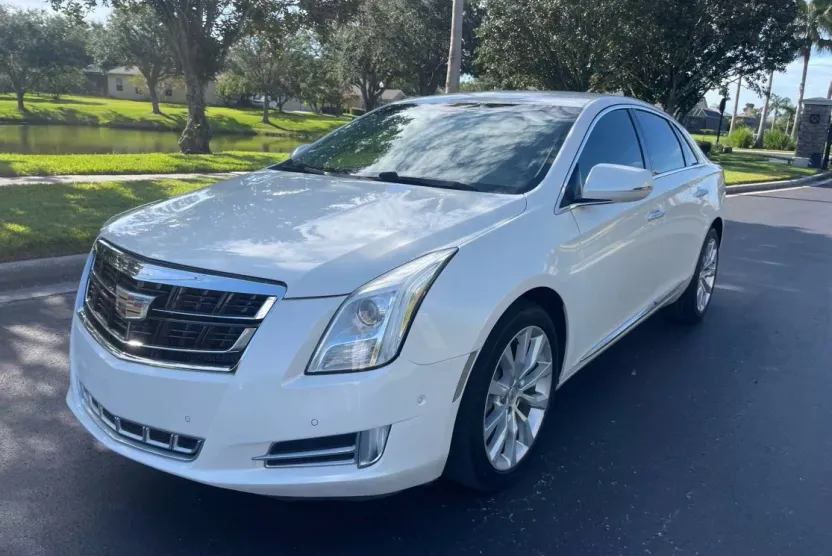 2015 Cadillac XTS Luxury photo 1