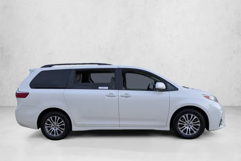 2020 Toyota Sienna XLE photo 1