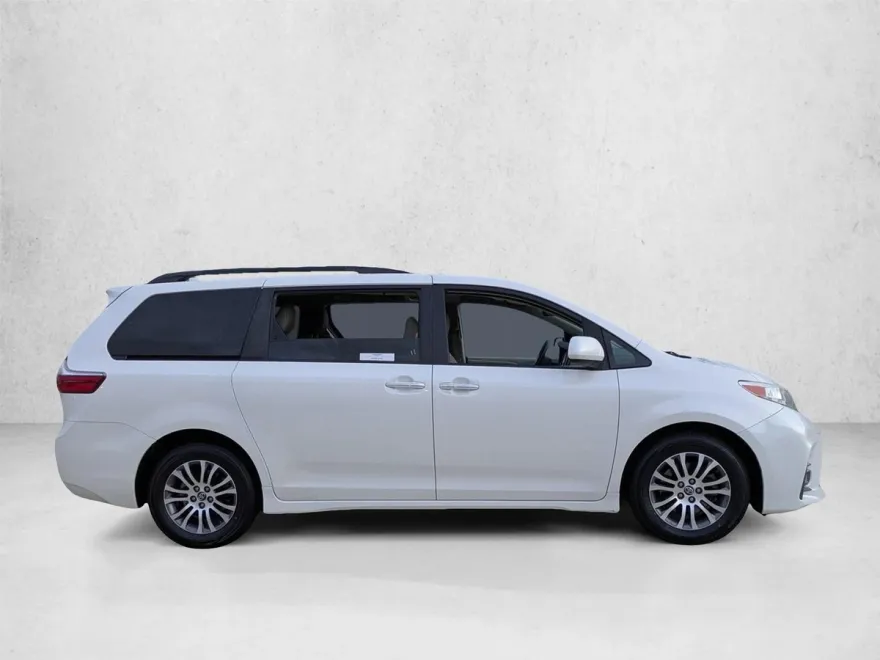 2020 Toyota Sienna XLE photo 1