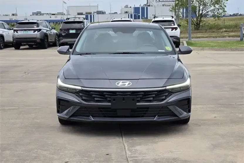 2025 Hyundai Elantra SEL Convenience photo 1