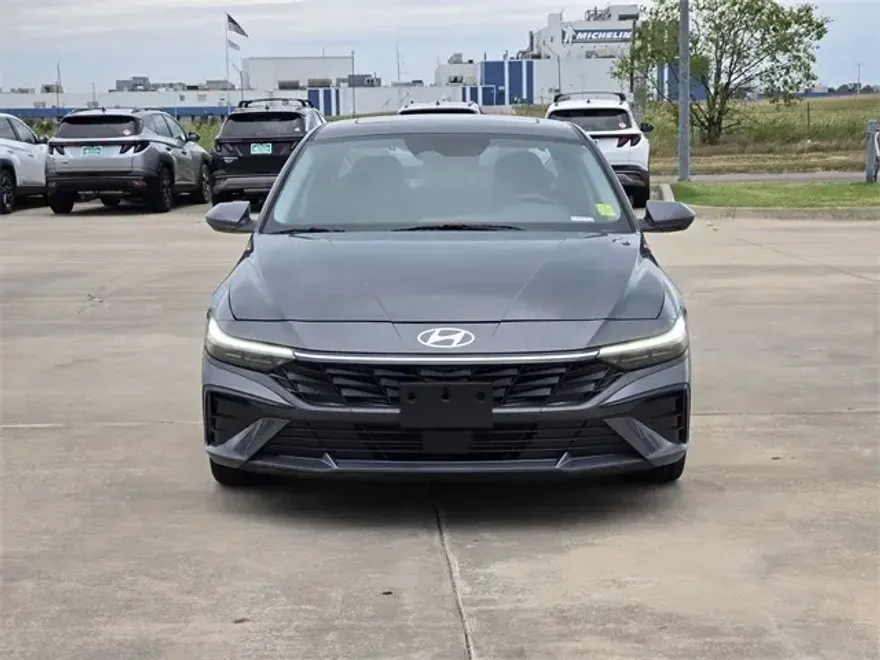 2025 Hyundai Elantra SEL Convenience photo 1