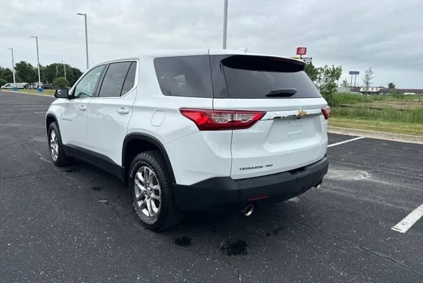 2021 Chevrolet Traverse LS photo 1