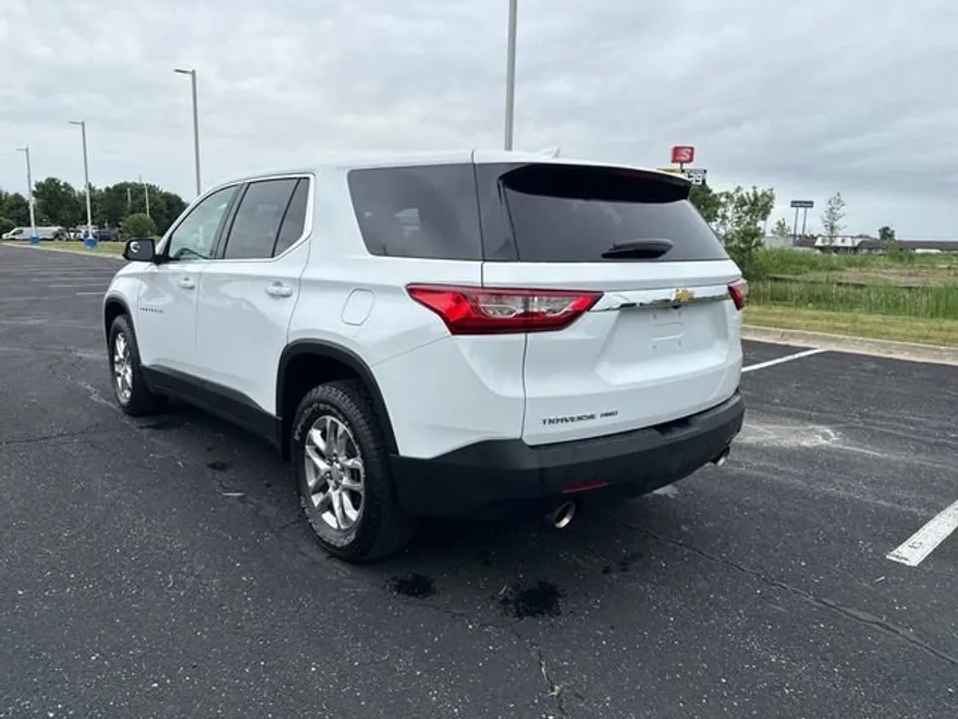 2021 Chevrolet Traverse LS photo 1