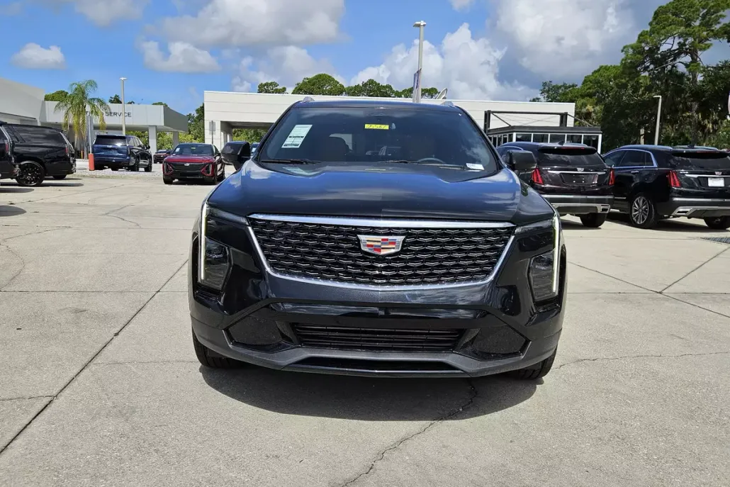 2025 Cadillac XT4 Premium Luxury photo 1
