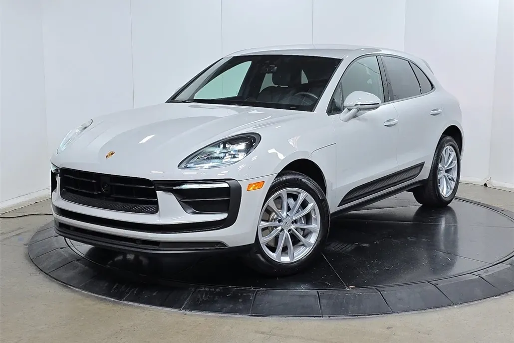 2025 Porsche Macan T photo 1