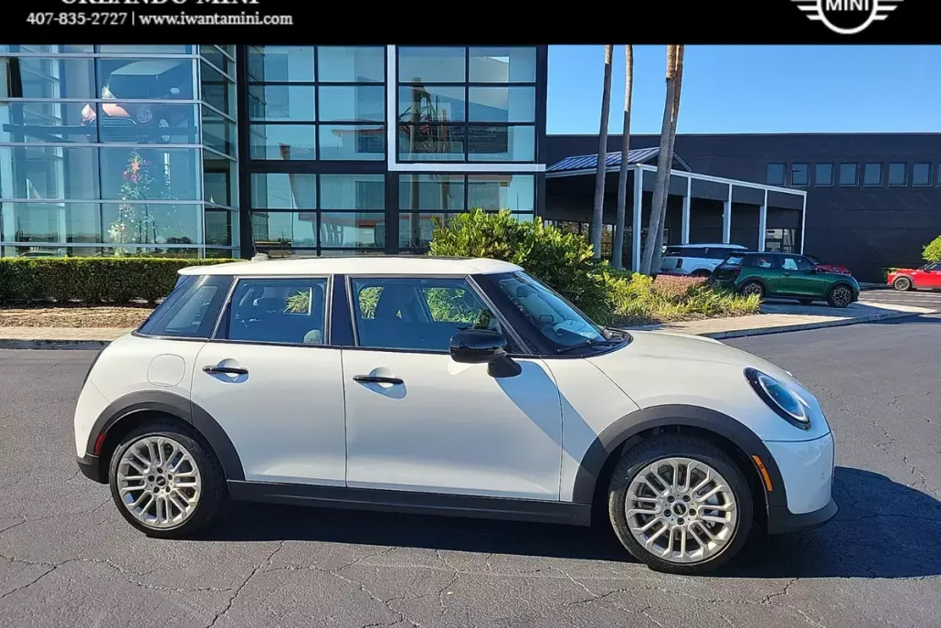 2025 Mini Cooper 4 Door Hardtop Signature photo 1