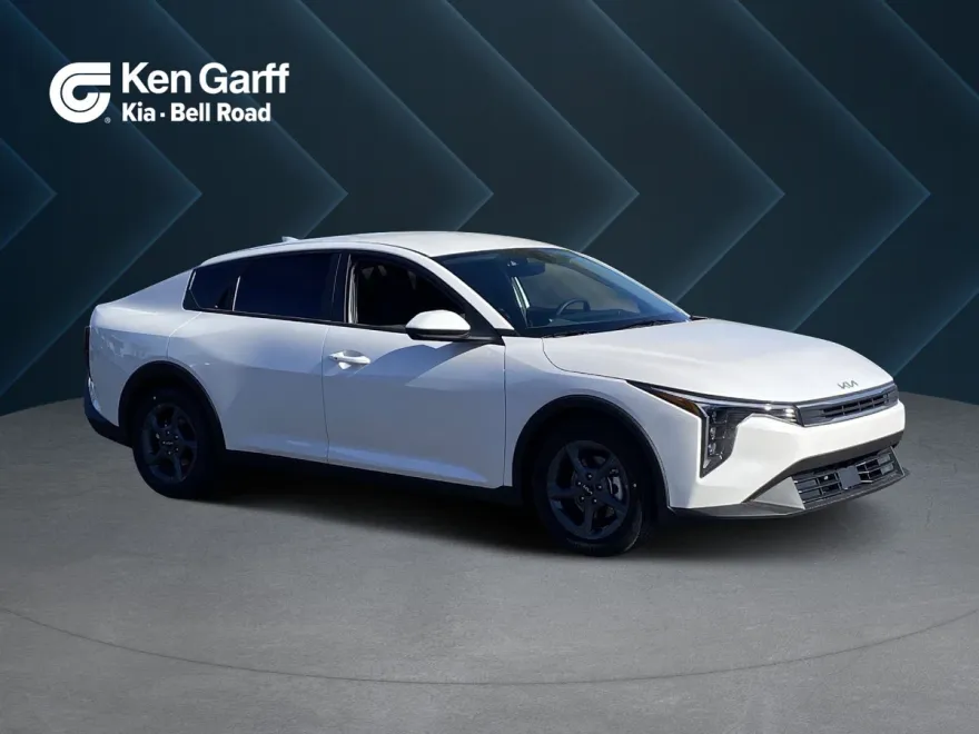 2025 Kia K4 LXS photo 1