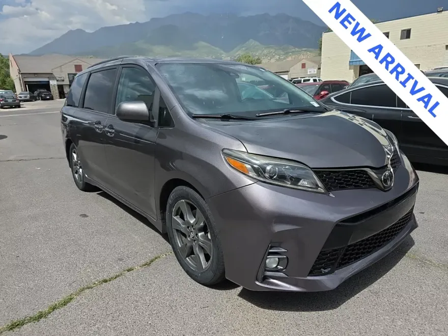 2019 Toyota Sienna SE photo 1