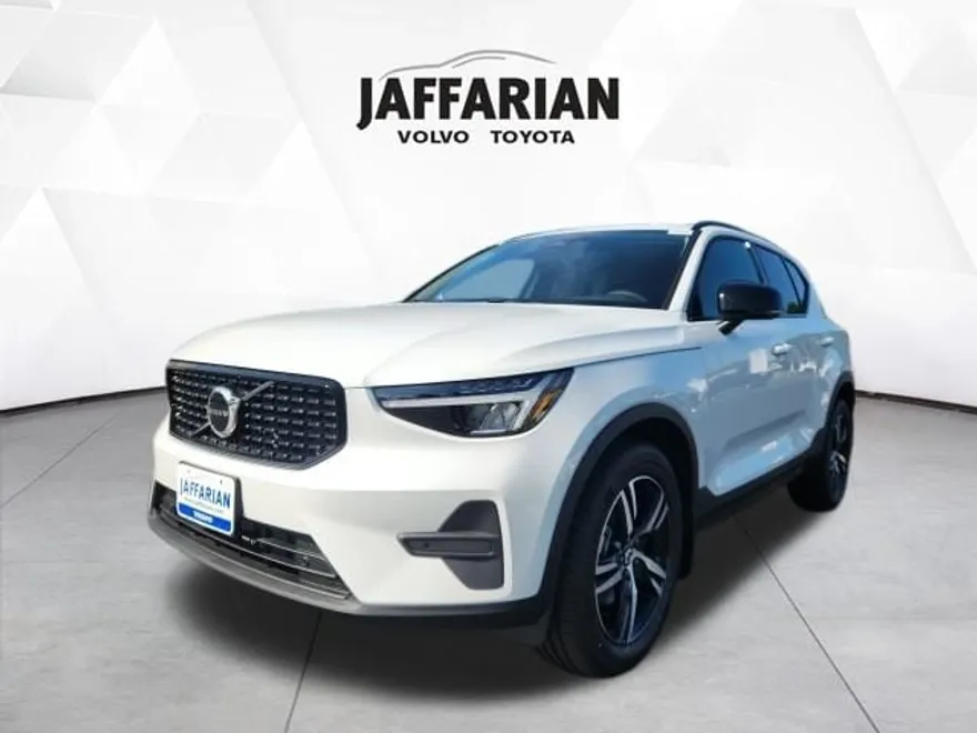 2026 Volvo XC40 Core photo 1