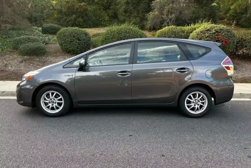 2017 Toyota Prius V Three photo 1
