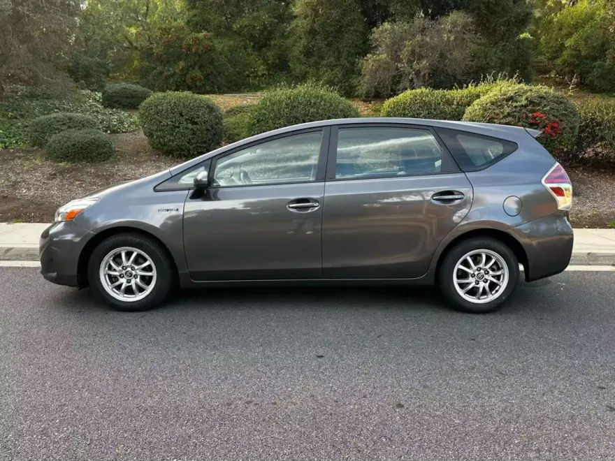 2017 Toyota Prius V Three photo 1