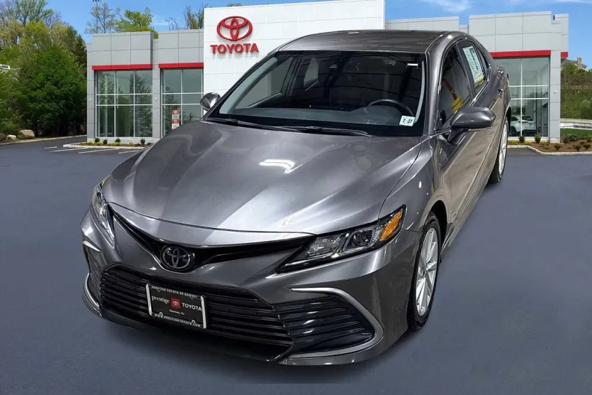 2022 Toyota Camry LE photo 1