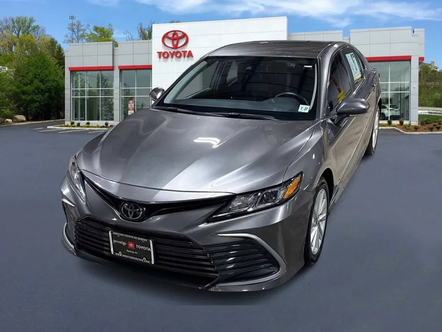 2022 Toyota Camry LE photo 1