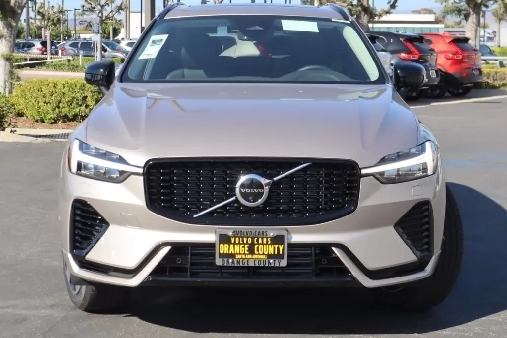 2025 Volvo XC60 Hybrid T8 Plus photo 1