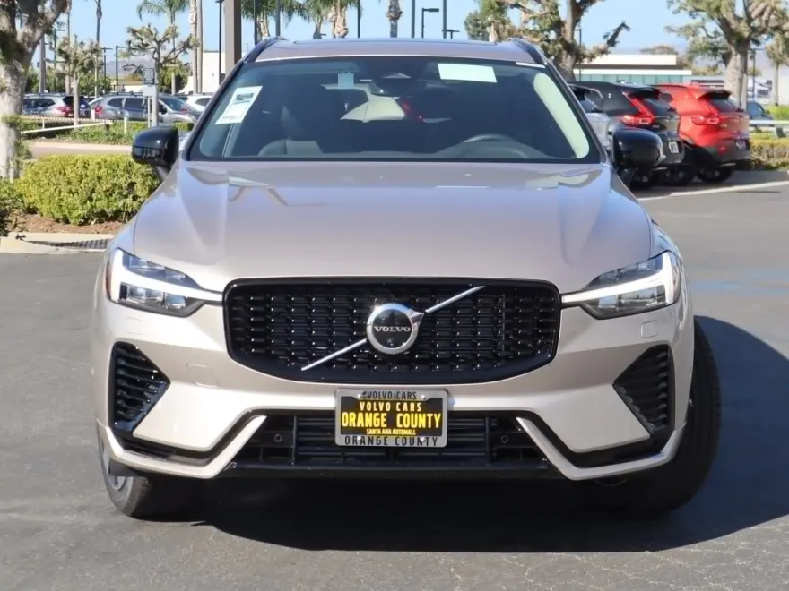 2025 Volvo XC60 Hybrid T8 Plus photo 1
