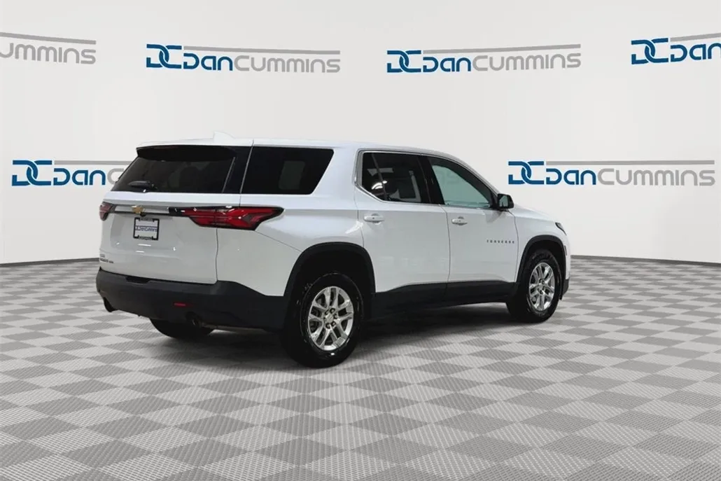 2023 Chevrolet Traverse LS photo 1
