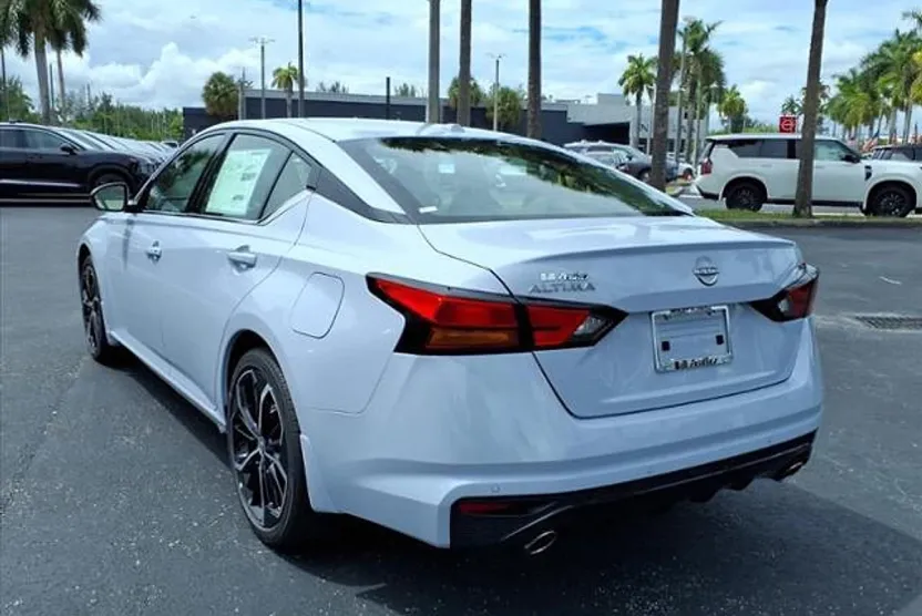 2025 Nissan Altima SR photo 1