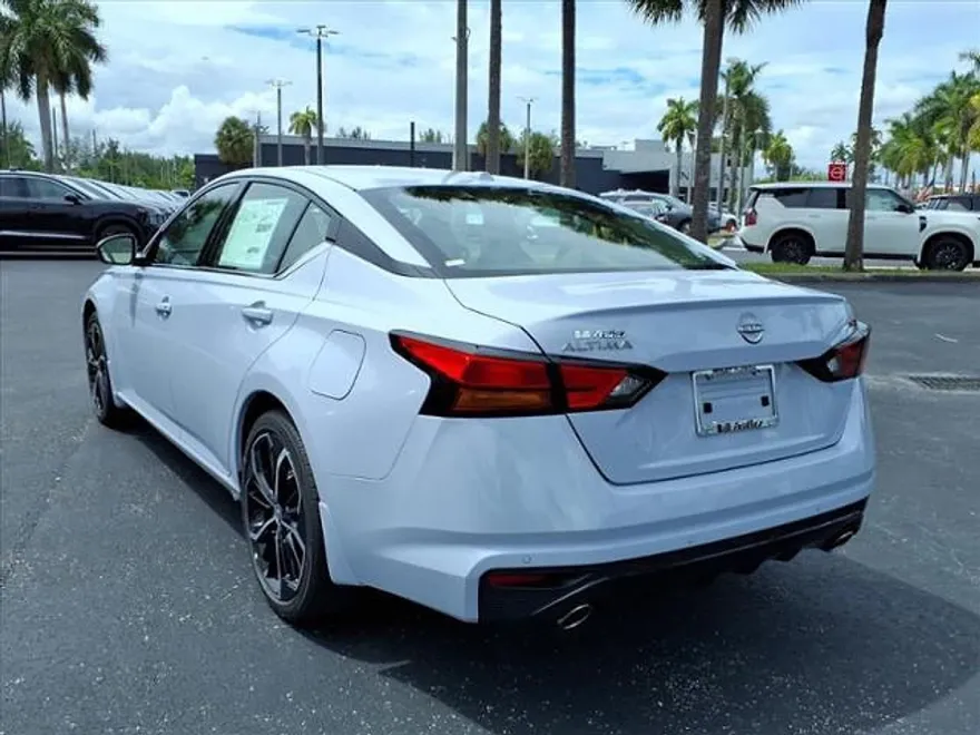 2025 Nissan Altima SR photo 1