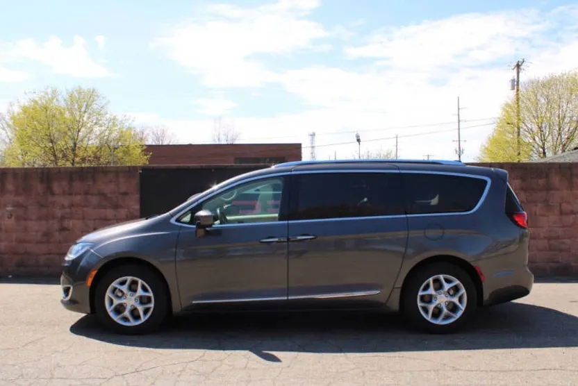 2018 Chrysler Pacifica Touring L photo 1