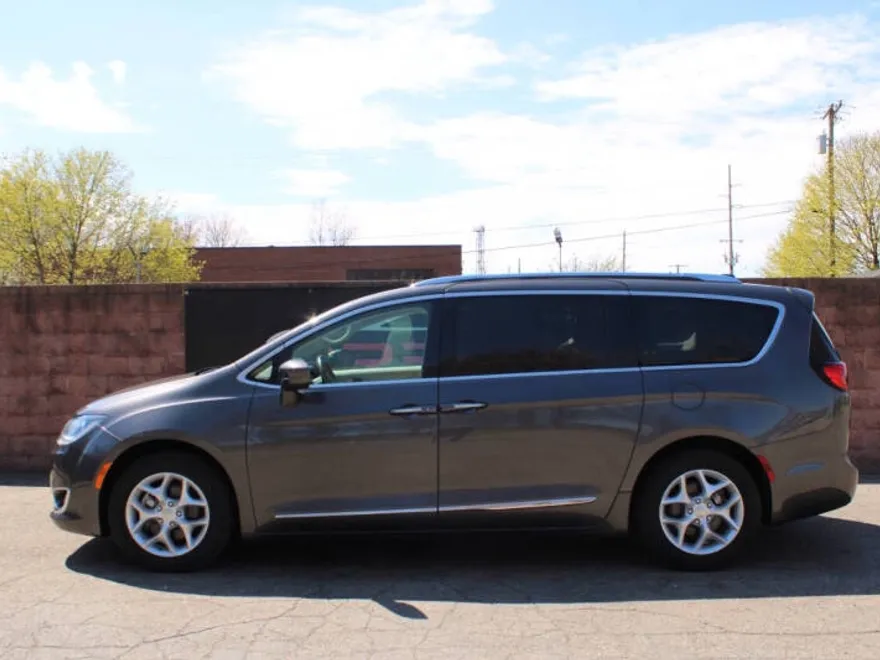 2018 Chrysler Pacifica Touring L photo 1