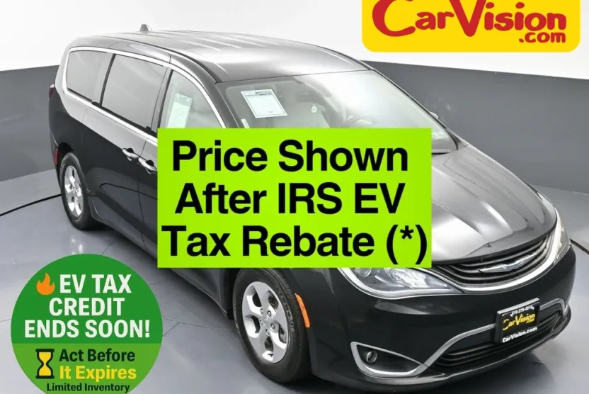 2017 Chrysler Pacifica Hybrid Touring Plus photo 1