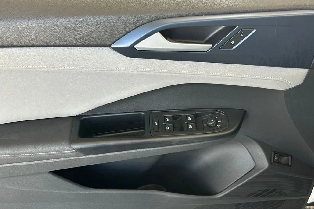 2024 Volkswagen Taos SE photo 1