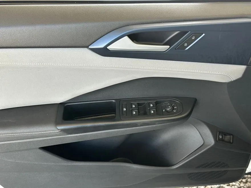 2024 Volkswagen Taos SE photo 1