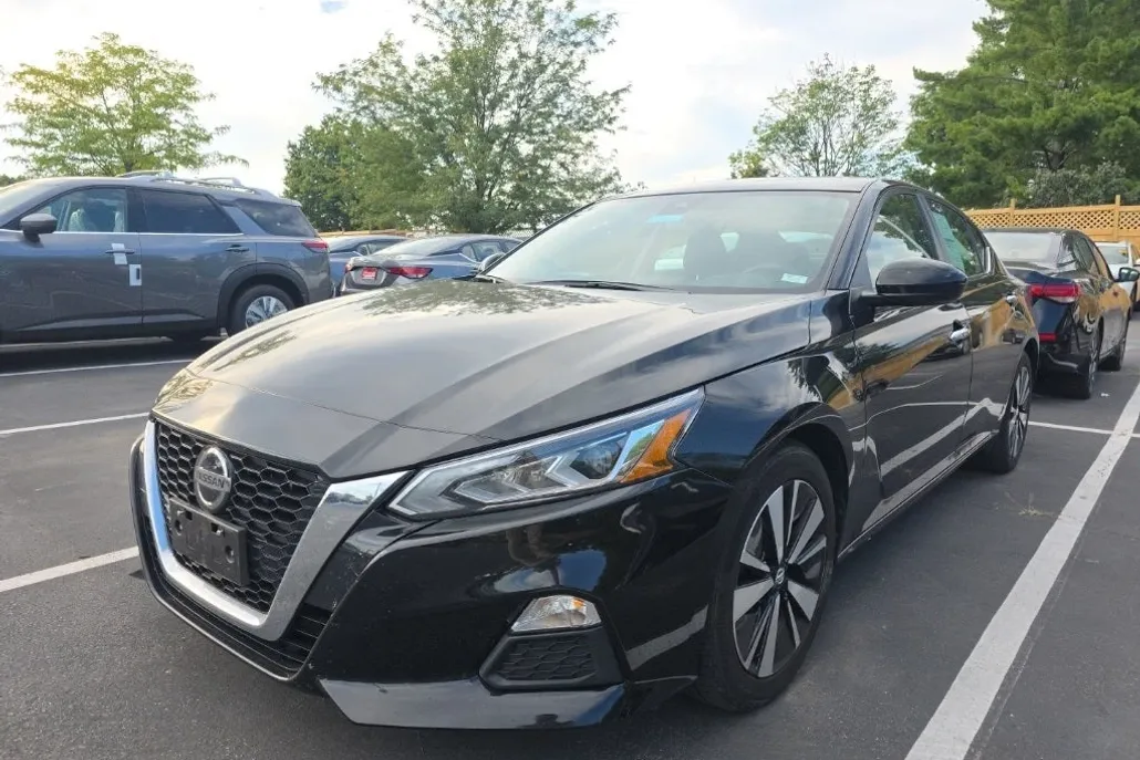 2022 Nissan Altima SV photo 1