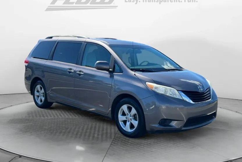 2011 Toyota Sienna LE photo 1