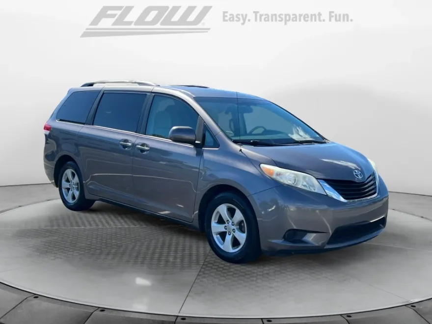 2011 Toyota Sienna LE photo 1