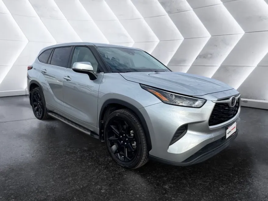 2022 Toyota Highlander L photo 1