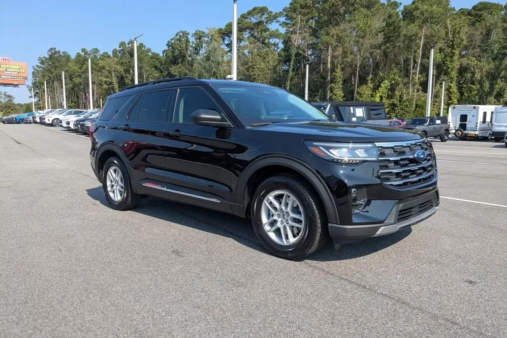 2025 Ford Explorer photo 1
