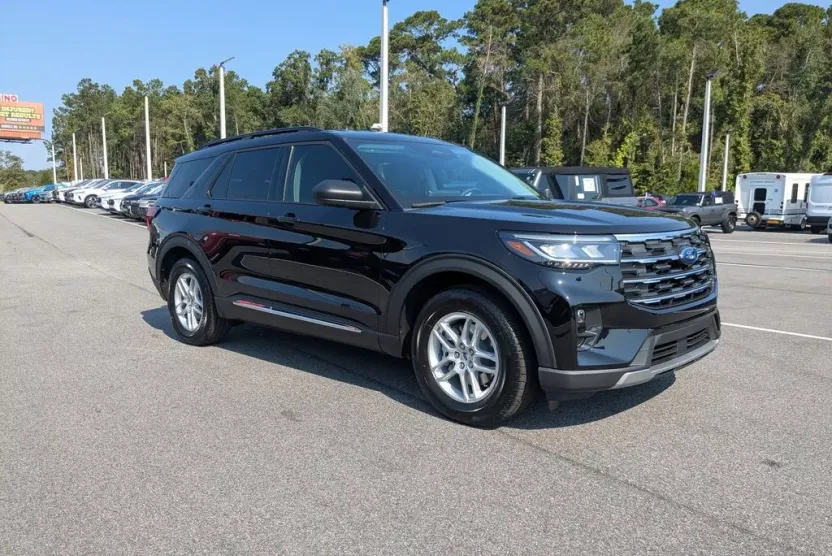 2025 Ford Explorer photo 1