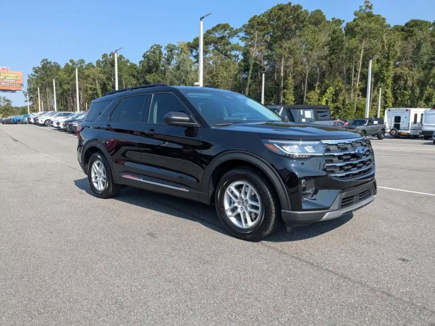 2025 Ford Explorer photo 1