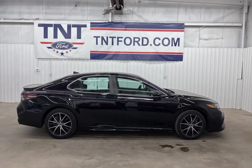 2022 Toyota Camry SE photo 1