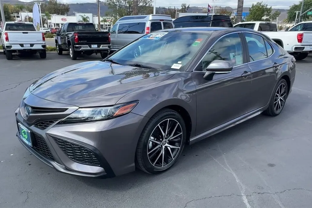 2022 Toyota Camry Hybrid SE photo 1
