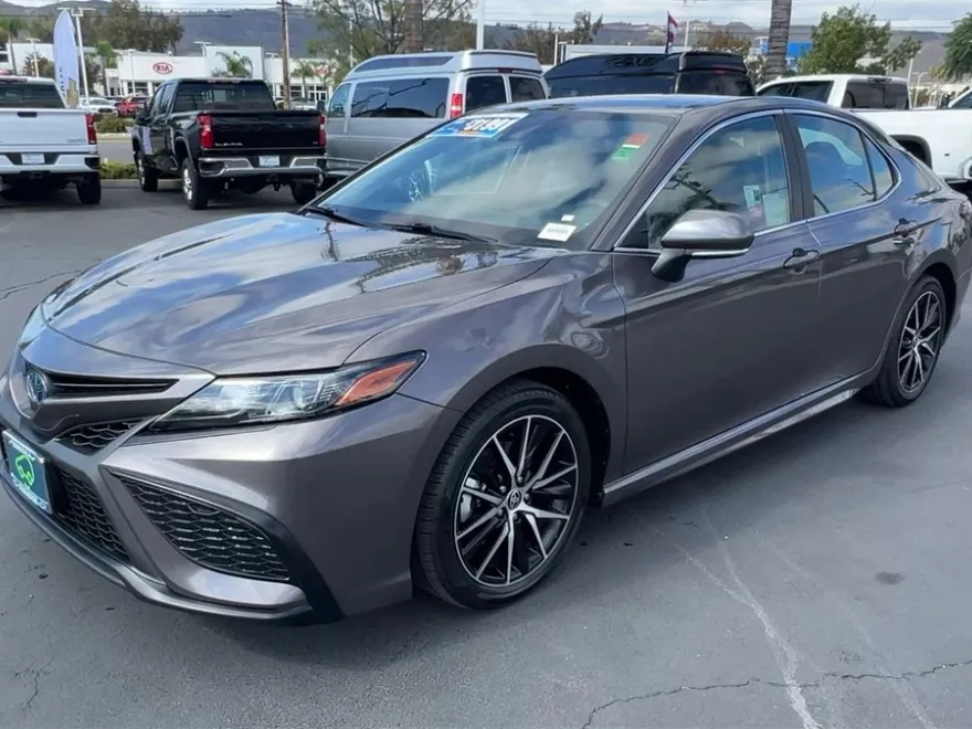 2022 Toyota Camry Hybrid SE photo 1