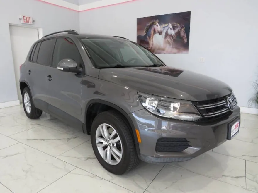 2016 Volkswagen Tiguan S photo 1