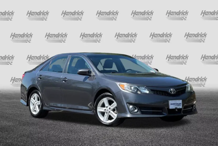 2012 Toyota Camry SE photo 1