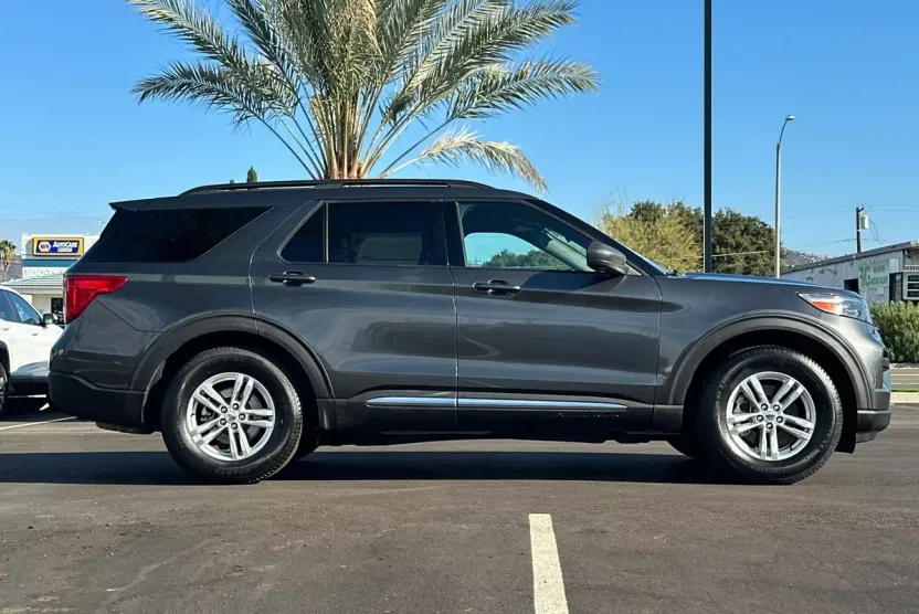 2020 Ford Explorer XLT photo 1