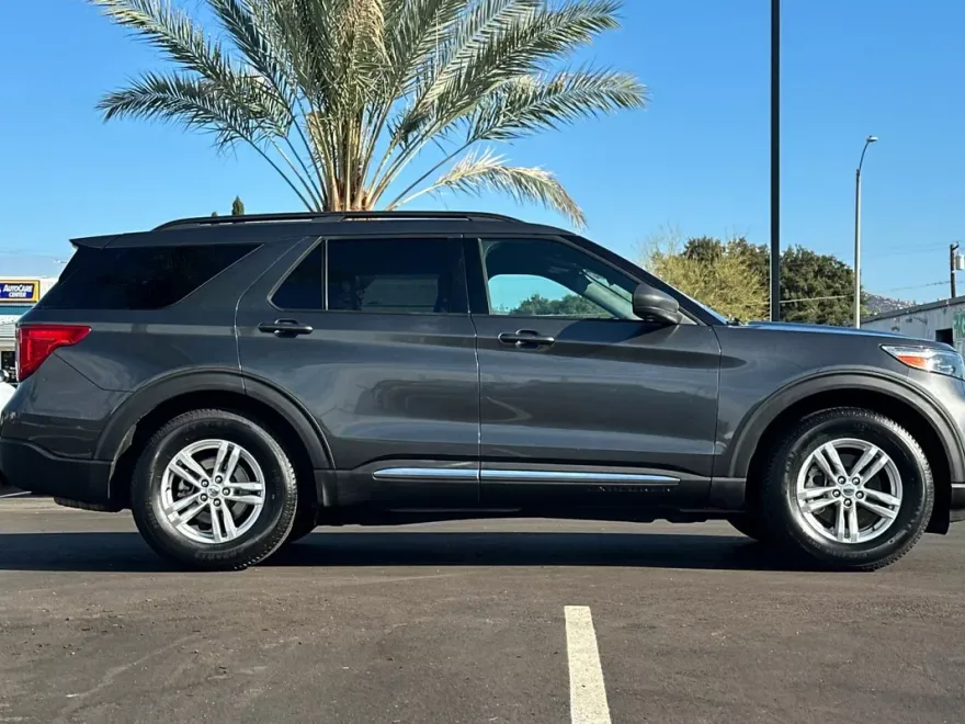 2020 Ford Explorer XLT photo 1