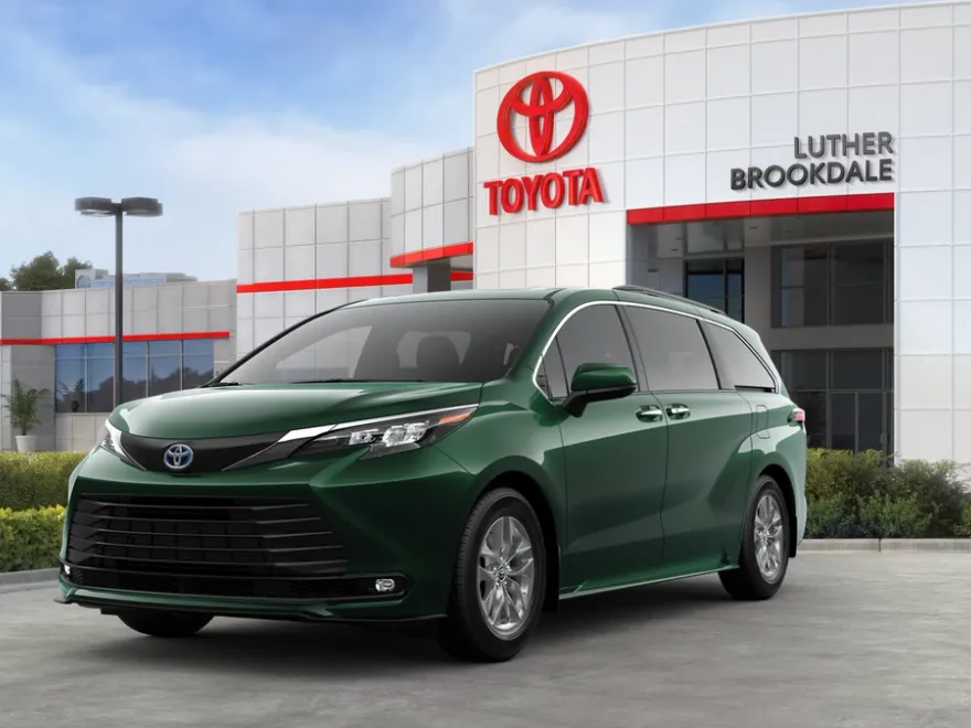 2025 Toyota Sienna XLE photo 1