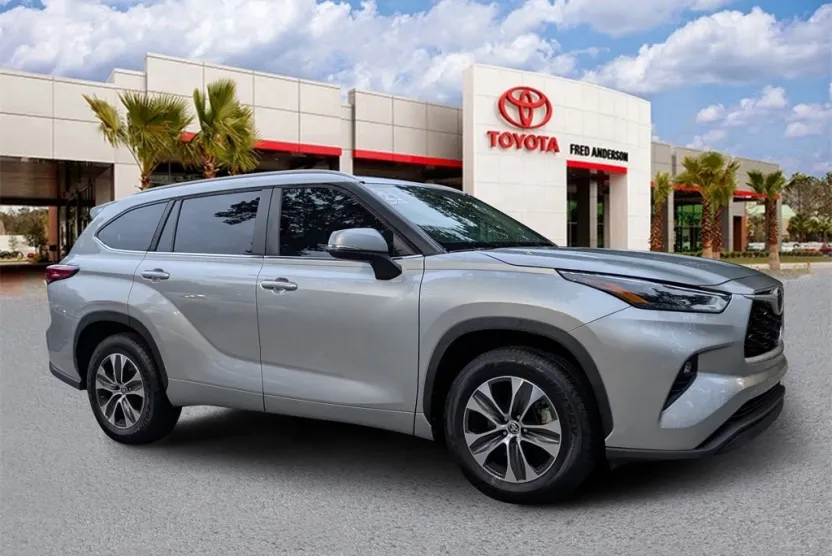 2023 Toyota Highlander XLE photo 1