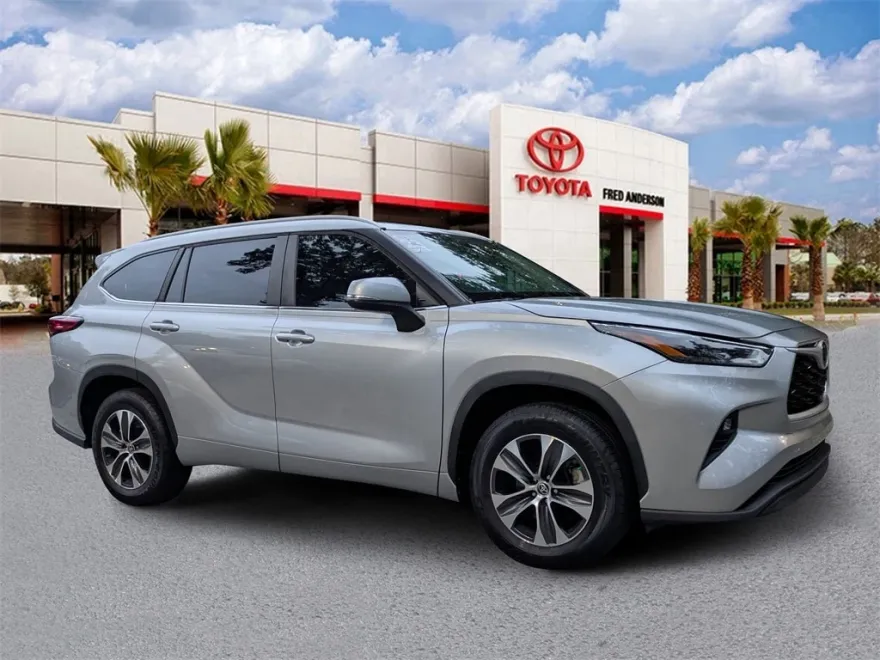 2023 Toyota Highlander XLE photo 1