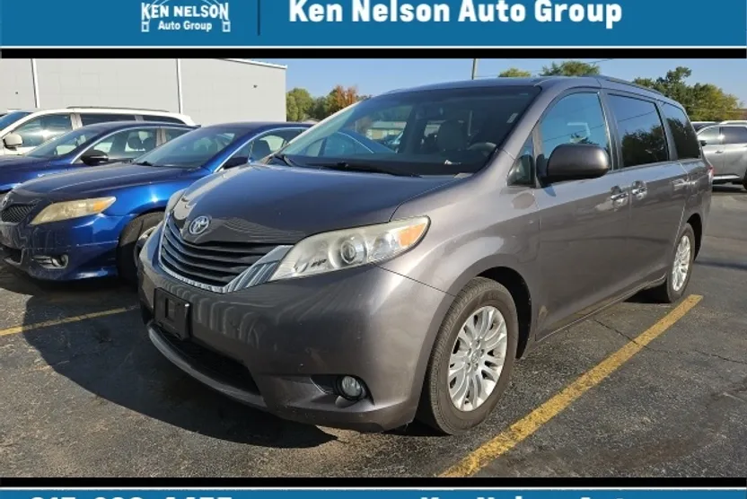 2013 Toyota Sienna XLE photo 1