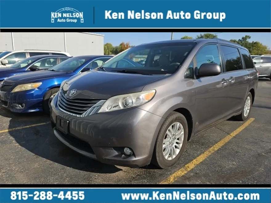 2013 Toyota Sienna XLE photo 1